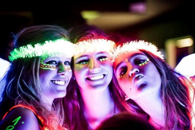 festa-debutante-neon-glow-buffet