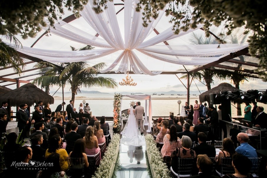 tenda transparente para casamento na praia