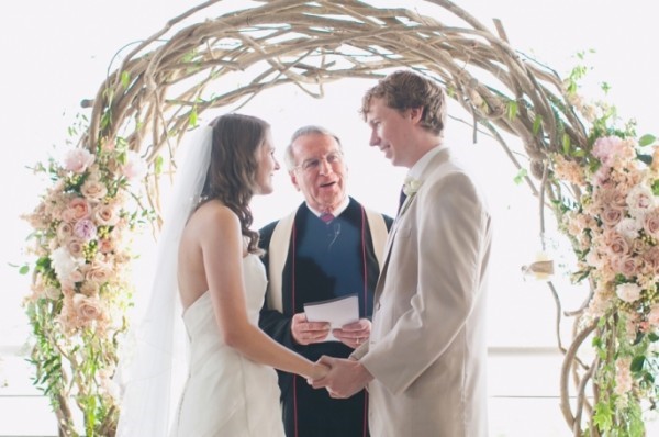 tendência de decoração de casamento com arcos de guirlandas